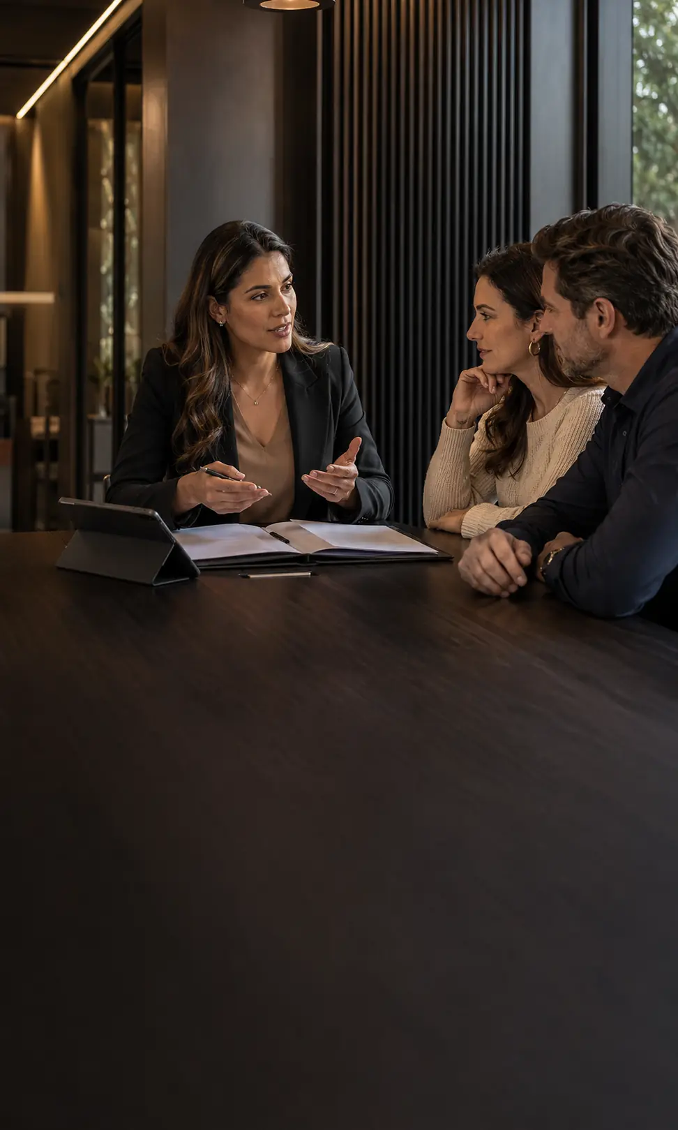 Consultora financeira orientando um casal em uma reunião de planejamento